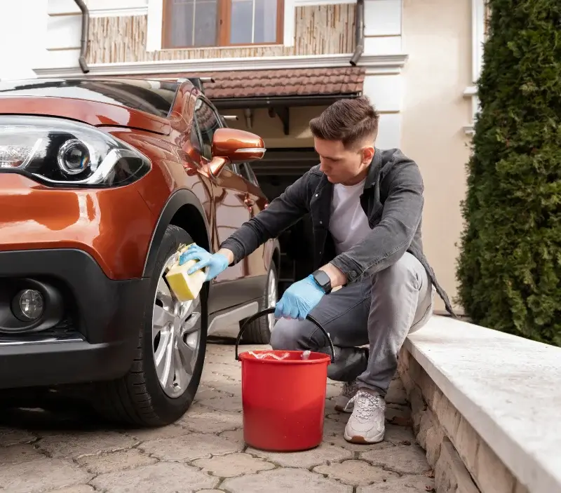 Lavage auto à domicile Soings-en-Sologne : professionnel intervenant sur un véhicule